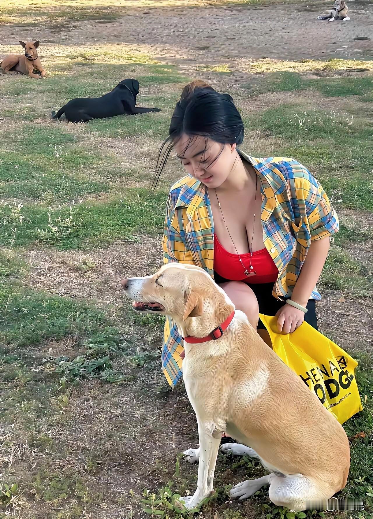 美女👩🏻‍🦰遛狗，清凉出行，一看👀就对小动物充满爱心❤️，值得肯定。不过