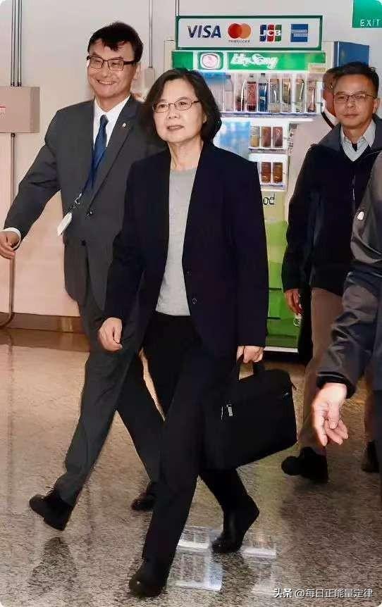 最新消息！
台独顽固分子萧美琴今早上窜欧后抵台，妄称“得道者多助”，“走在正道上