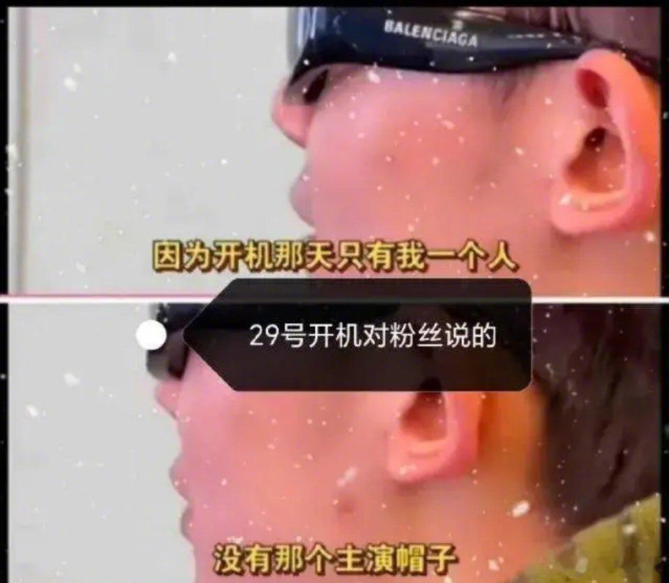 李明德三人行主演帽子拿在手里 网友扒出李明德三人行主演帽子拿在手上，拍大合照的时