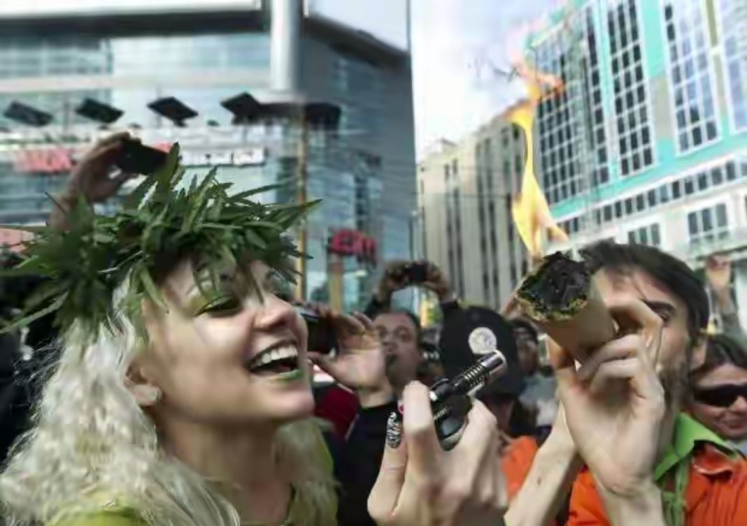 晚清的松弛感，而当时西方列强都在拼命搞工业，搞基建，力争上游现在，西方到处都是满