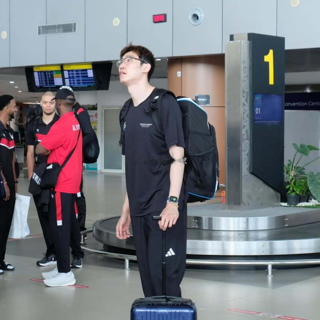 中国男排队长江川与主攻手胡朕卓加盟韩国天安现代资本男排俱乐部征战2026年亚洲男