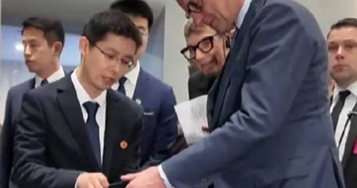德国总理默茨参访宇树科技，春晚同款人形机器人现场“大秀拳击舞蹈”