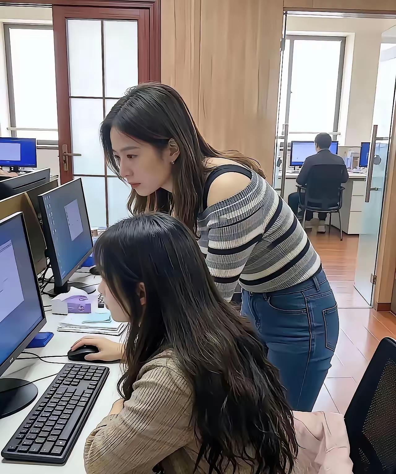 办公室里新来的同事，一起工作一起开心！💻👭