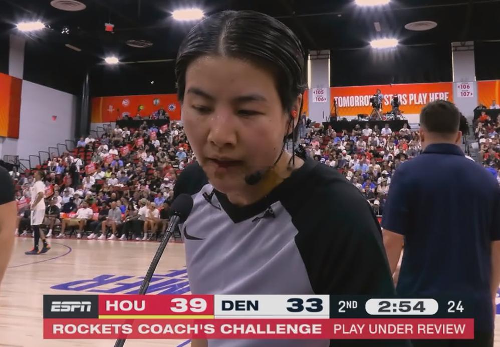 Vegas场馆空调是不是不给力啊....这姐们四脖子汉流啊...nba夏季联赛n