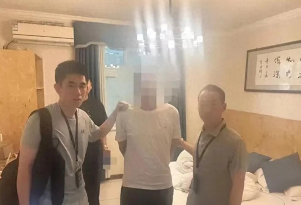 谁能想到，手机里甜言蜜语的漂亮女友，从头到尾都是一个男人！

小伙网上刷到一个账