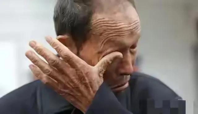 养儿防老，如今听来真有点残酷！
就像我在养老院看到的，那些老人孤单又失落。李大爷