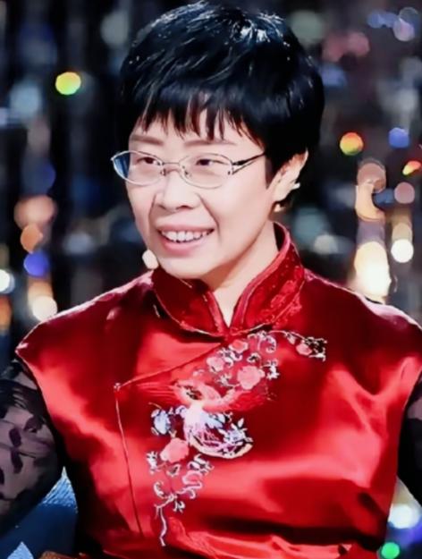 你敢信吗？前阵子还在诗词大会上温温柔柔讲唐诗宋词的蒙曼，就因为聊了几句清朝，直接