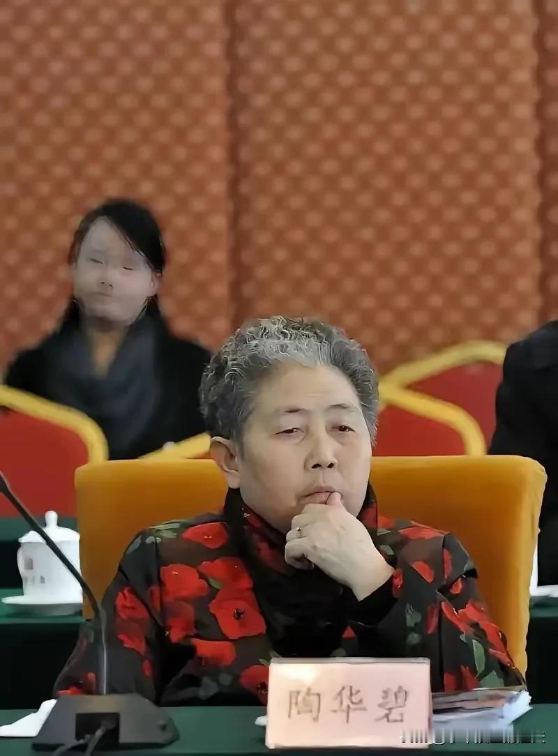 陶华碧在一次采访中提到，老干妈icon之所以一直使用某家玻璃厂的瓶子，并不是因为