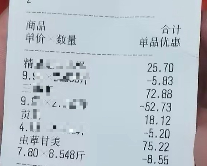【玉林一水果店的一个西瓜75块钱】近日，网友分享：玉林的一水果店的西瓜75块钱一
