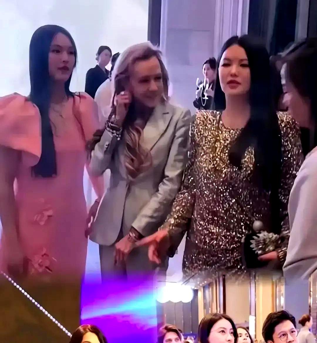 李湘想跟董明珠合影，被董姐抬手“拒绝营业”，网友：隔着屏幕都替她抠出三室一厅。