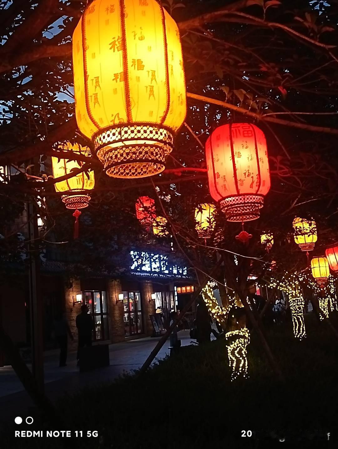 荆门民主街夜市这流光溢彩的氛围感直接把秋日烟火气拉满了。
现在站在热闹人潮里才真