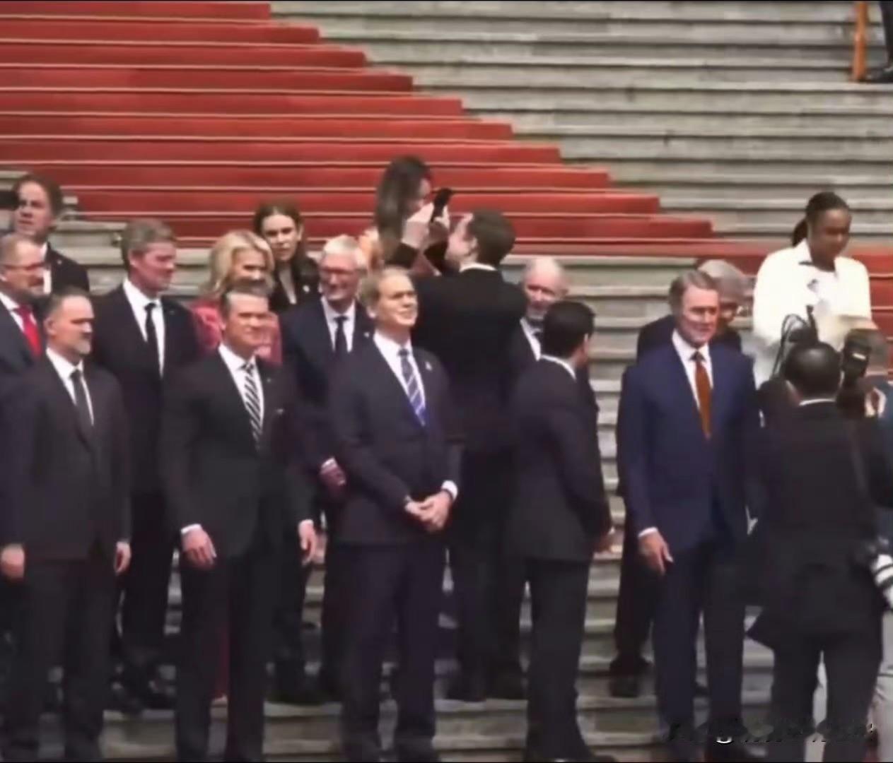 哈哈，这画面也太逗了吧！

特朗普访华这么正式的国事场合，马斯克居然举着手机一顿