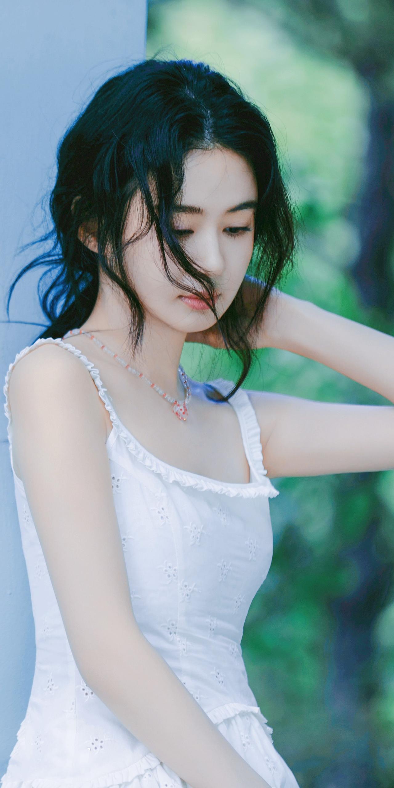 郑合惠子壁纸精选：白色吊带裙少女感满满
