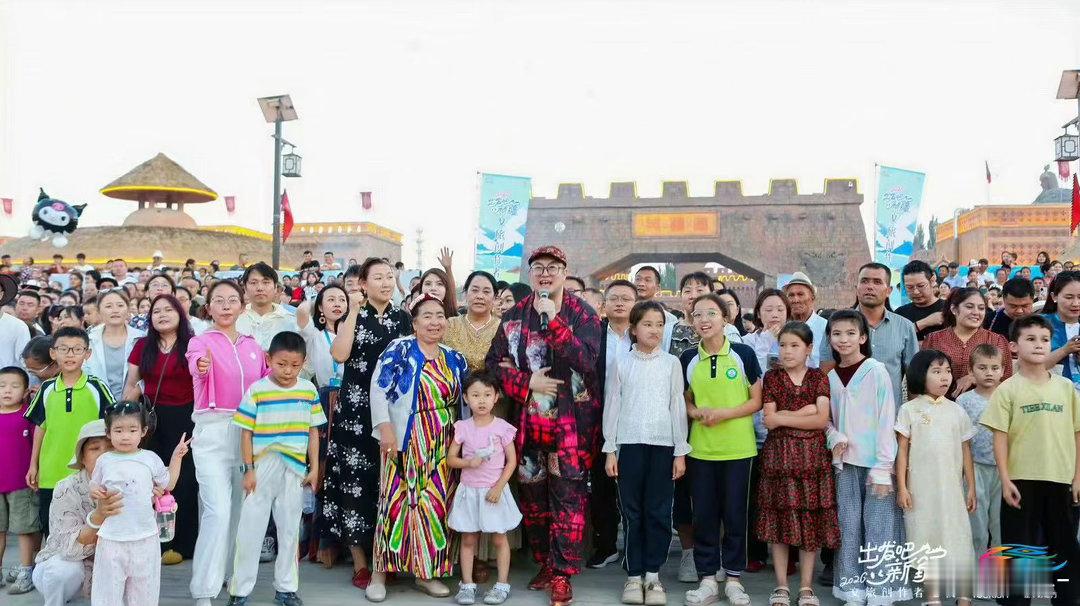小镇随处可见歌舞快闪，库姆孜弹唱、鹰舞、玛纳斯歌舞轮番上演，沉浸式感受柯尔克孜民