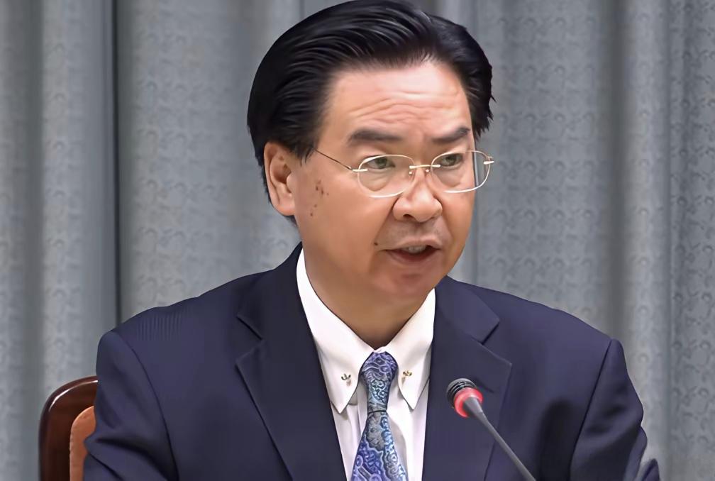 台独顽固分子、岛内“国安会秘书长”吴钊燮总是胳膊肘往外拐，吃里扒外。
     