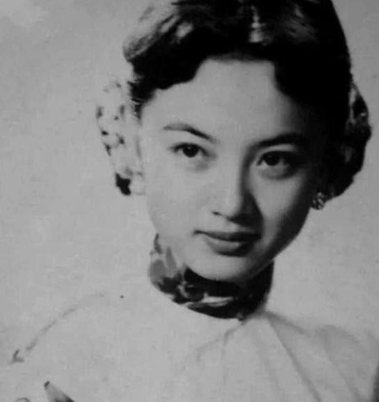 1918年，钱秀芬因貌美，被丈夫的好友看中，谁知，此后丈夫不仅遭暗杀，自己也被迫