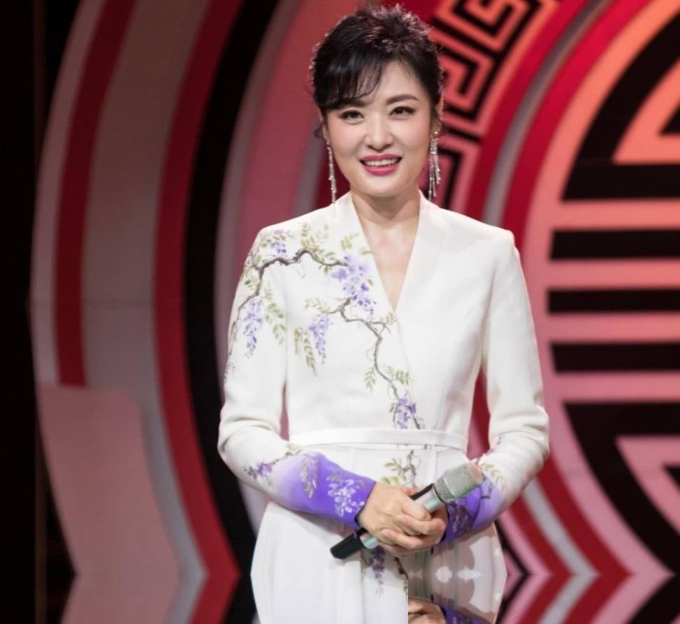 原央视一姐周涛，已经是六十岁了，还在跟男演员拍吻戏，结果是满脸通红。


先别急