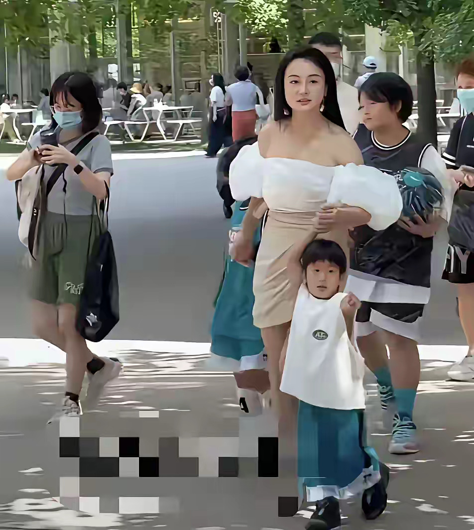 瘦死的骆驼比马大，冉莹颖逛街的这条泡泡裙，有网友扒出是五位数。你们还同情人家啥？