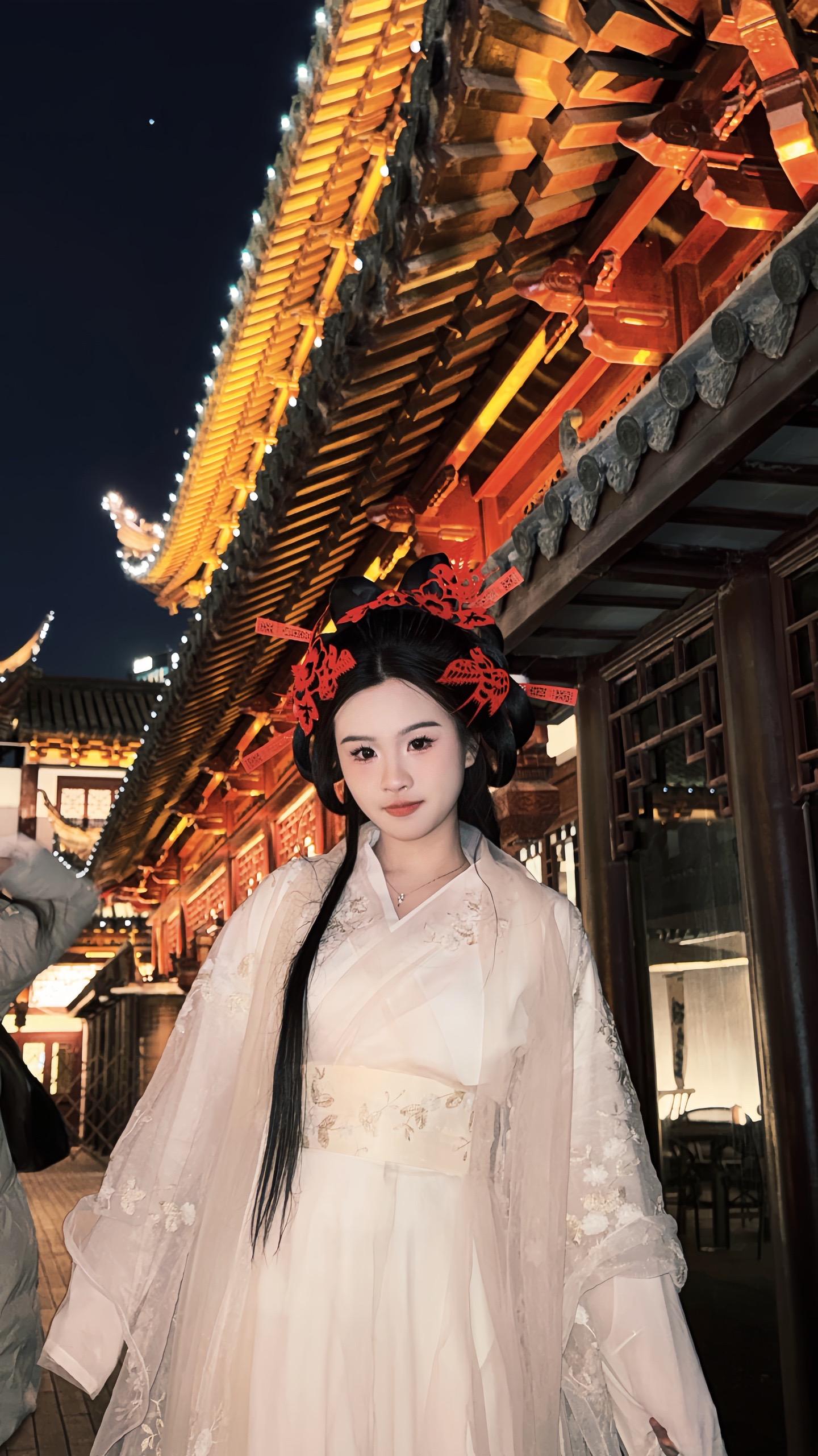 “灯火星星，人声杳杳，歌不尽乱世烟火”