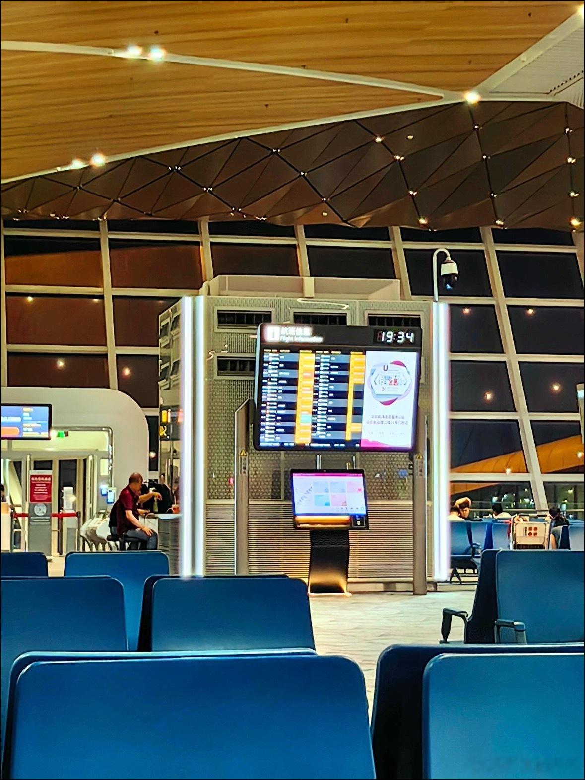 深圳机场 sorry 暴雨天的深圳机场航班信息上全是延误sorry你们的城市下雨