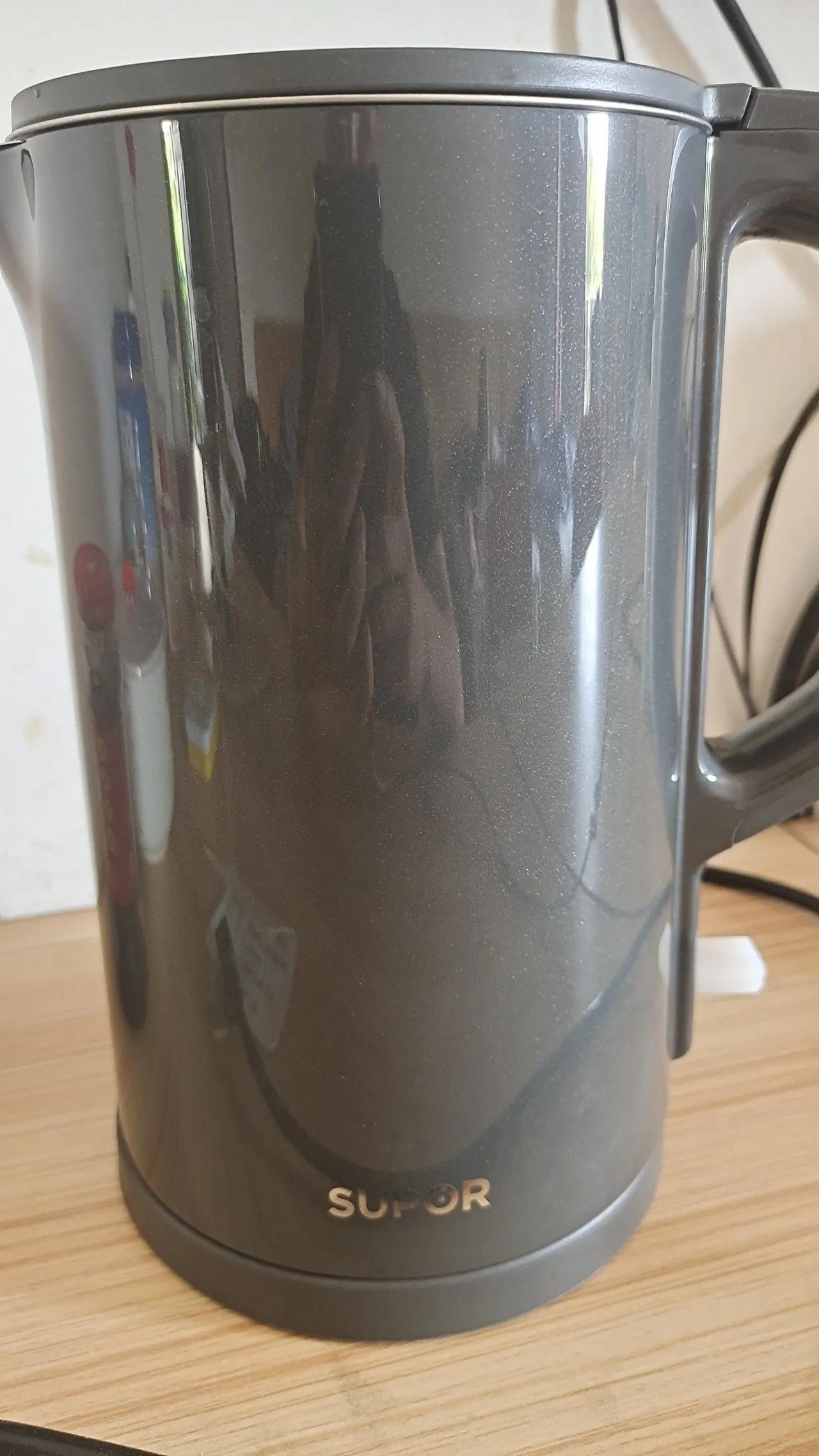 买电水壶最怕没用多久，就生锈，脏兮兮的。用一周就扔了还好，用一年千万要买稍微好一