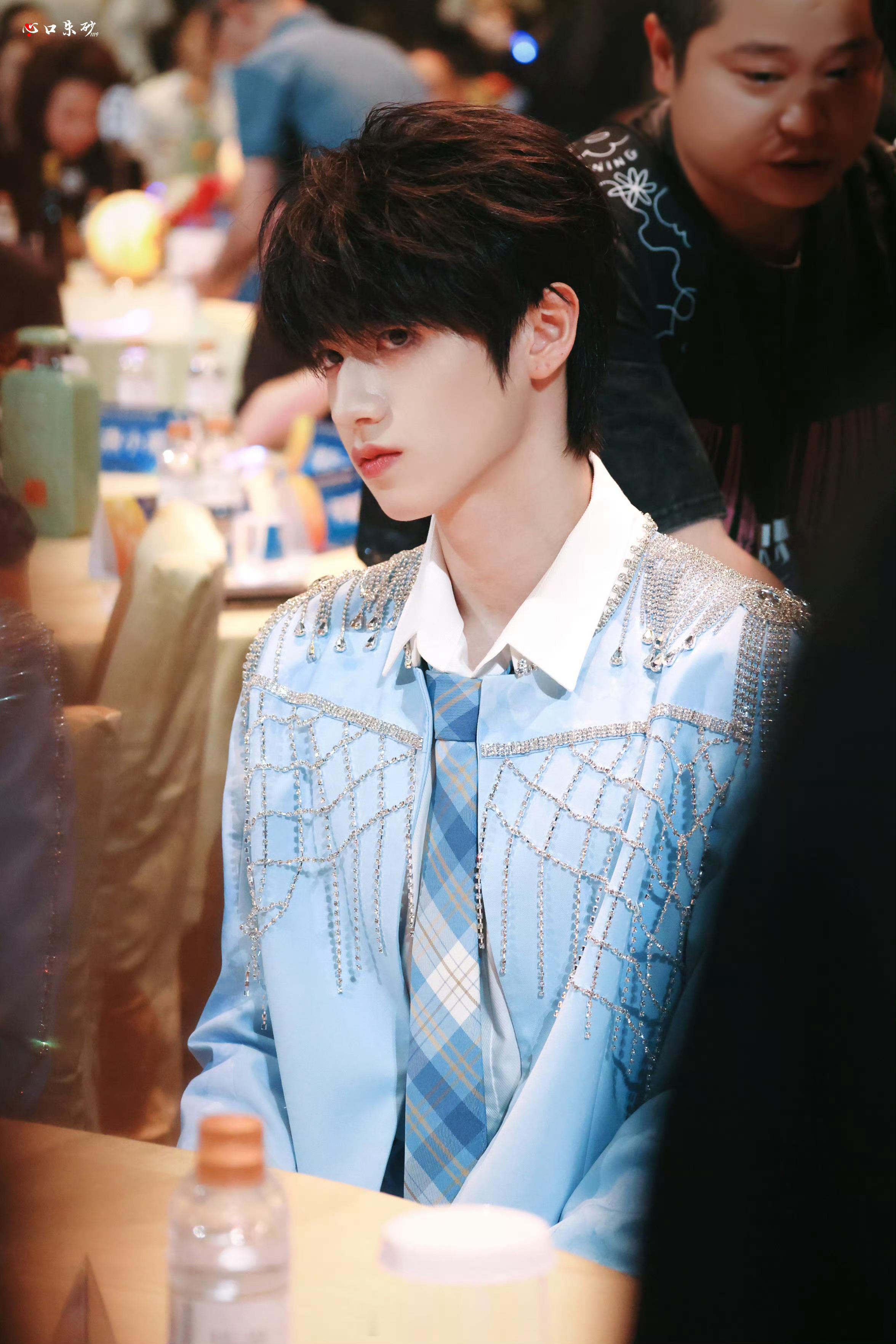 #朱志鑫湾区升明月内场图# 雕塑般的侧颜！ ​​​