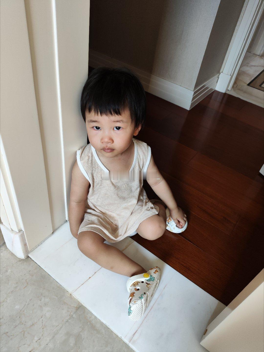 是早上妈妈拉粑粑也要陪伴的小可爱啊～ 