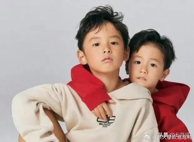 买超和张嘉倪的两个儿子拍时尚封面。两位小朋友越来越帅了，要是两人没离婚应该是非常