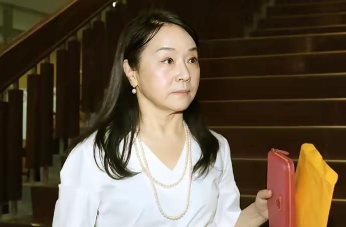 李艳秋昨称“以柯建铭的人脉，续任总召可能性很高”，周玉蔻今天回应称，“妹妹我跟你