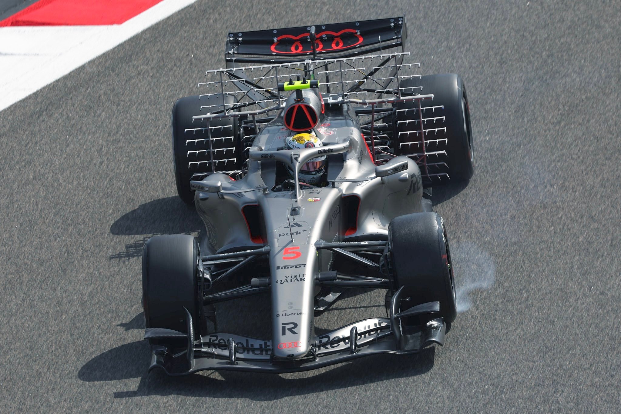 来到巴林，奥迪侧箱完全变了！左：巴塞罗那右：巴林f12026F1季前测试