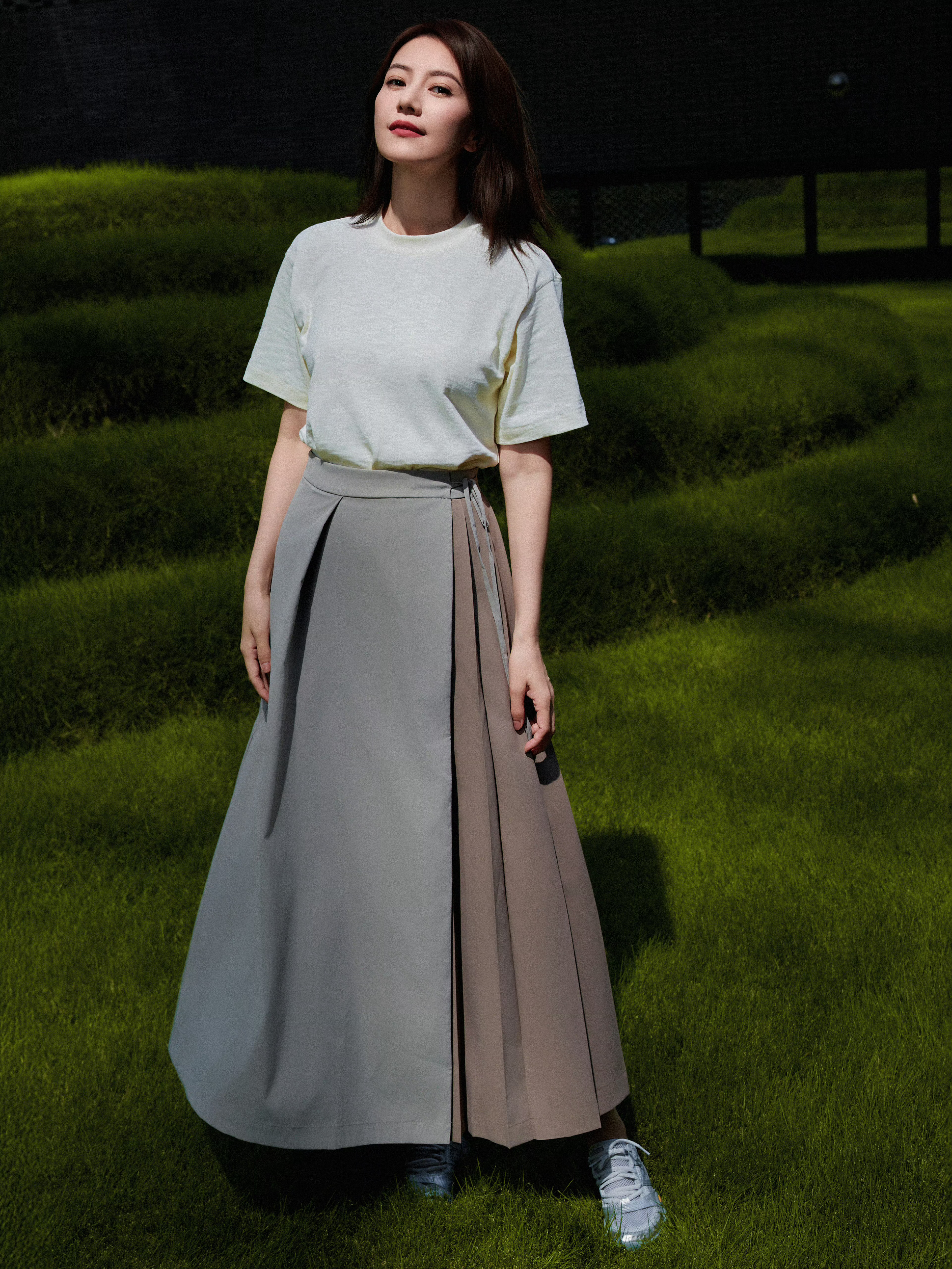 这套穿搭太有格调了！简约浅黄T恤搭配撞色拼接长裙，休闲与雅致完美融合，不规则设计