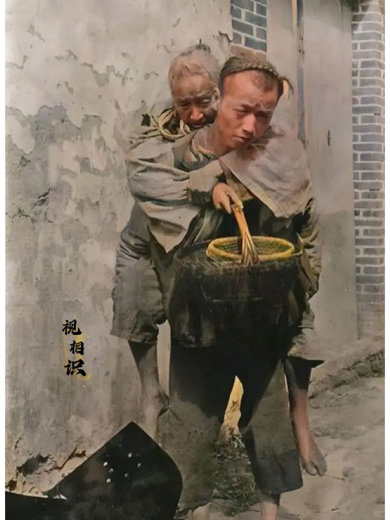 晚清时期，一位男子背着母亲外出乞讨时的照片，镜头中两母子都衣衫褴褛，母亲因为年事...