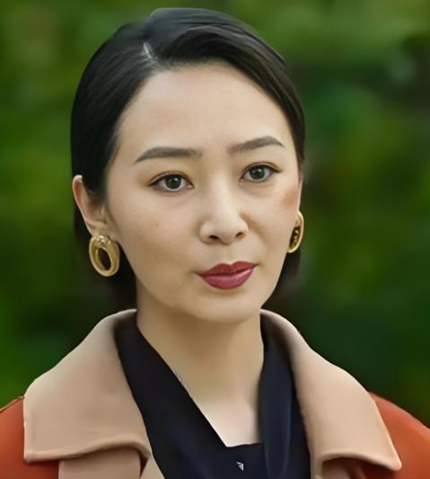 他被抓那天，全世界都劝她跑。
连他亲爹妈都放话：不分手，就断绝关系。
他自己，也