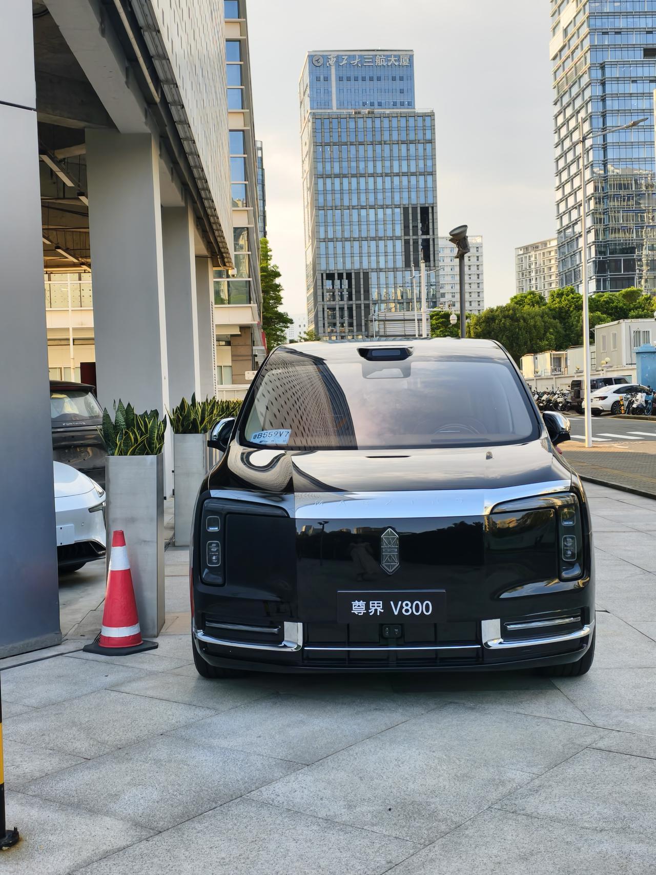 下楼碰到尊界V800还是挺尊的