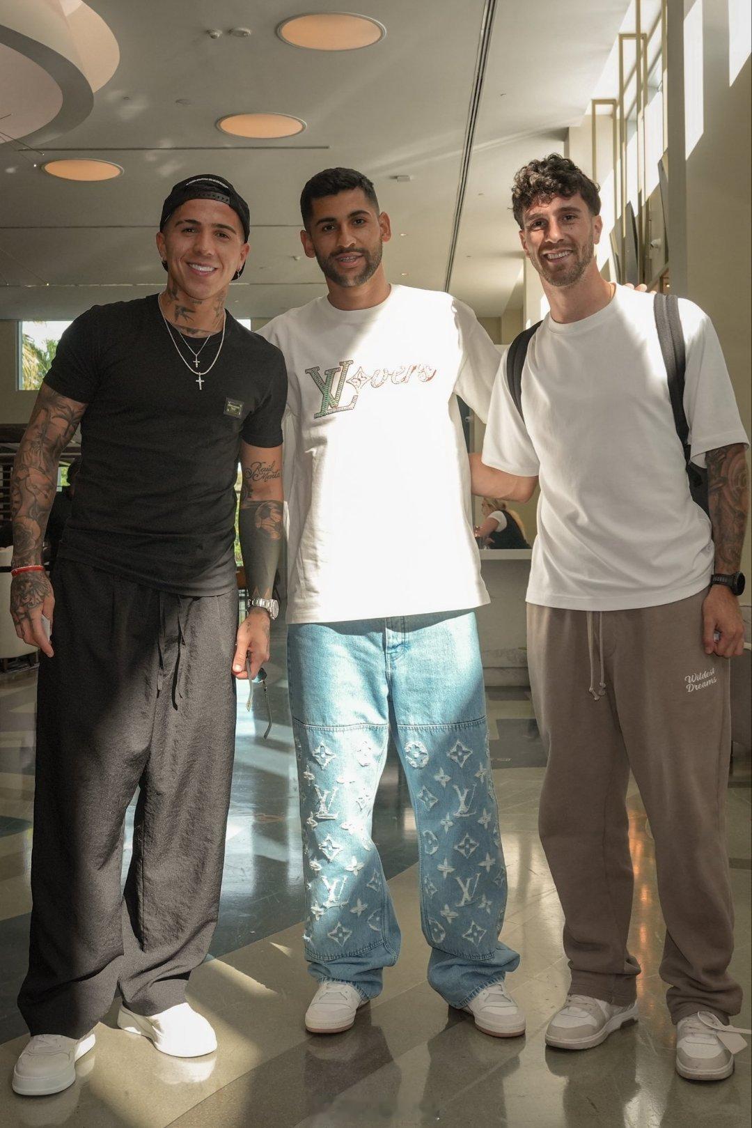 英超球员抵达阿根廷训练营😄恩佐、库蒂罗梅罗和塞内西。 ​​​