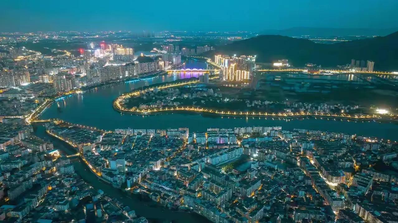 现在的老师教书还勉强，育人是很难做到的
我们常说老师的作用就是教书育人。没错，老