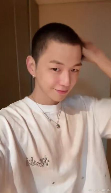 姜丹尼尔剃了寸头 