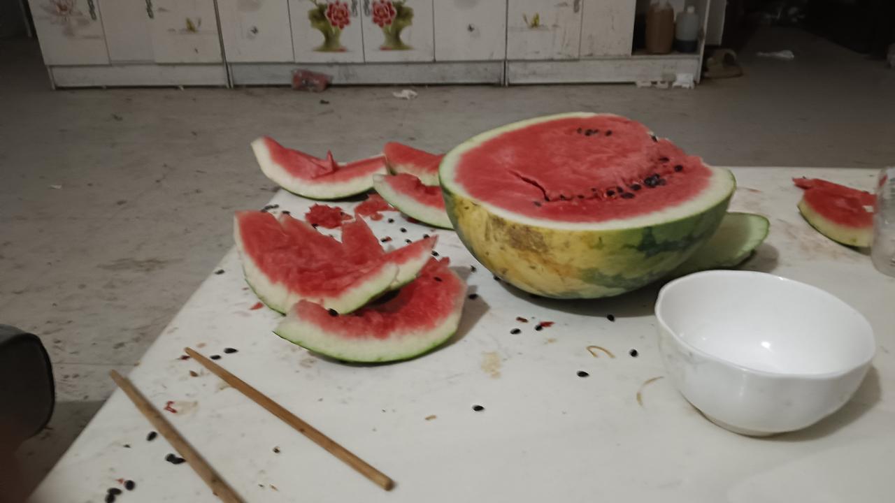 “什么？今天西瓜两角一斤，还让不让人活了？”一位卖瓜的大爷忍不住大喊。

“昨个