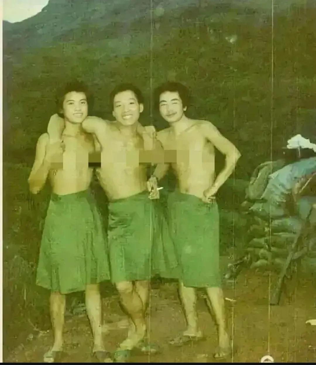 80年代，老山前线，几名穿着“老山裙子”的战士，留下了这张珍贵的合影。他们或许已