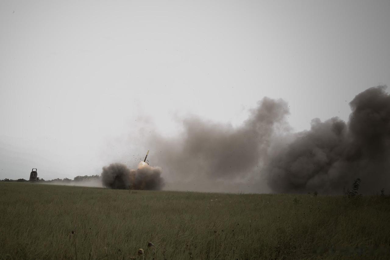 俄罗斯地广人稀、资源丰富，是个修一圈长城都能自给自足的国家。俄乌战争进行到现在，