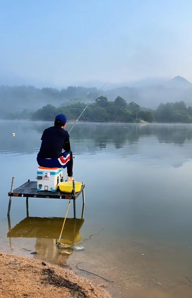 刷到有人聊编内守水库的神仙工作。
说三人轮班，上两天休两天，周末还能约朋友去钓