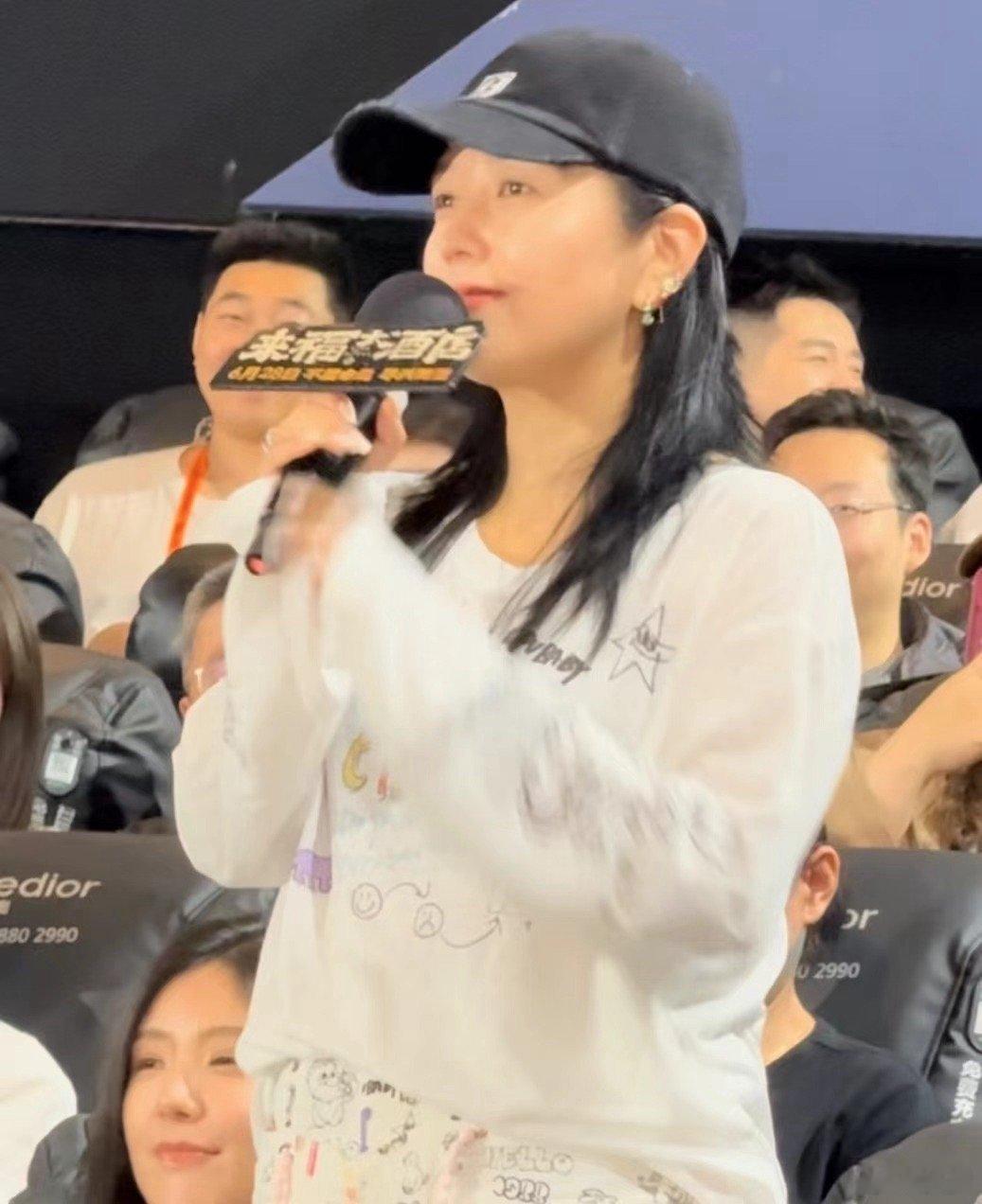 #蛟龙小队喊口号给黄轩新片打call# 蛟龙小队来来福大酒店首映礼现场为黄轩打c