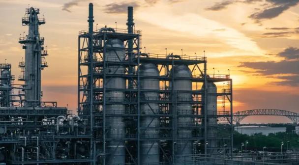 美国多家大型炼油厂接连发生爆炸！
3月24日，美国得克萨斯州阿瑟港的瓦莱罗炼油厂