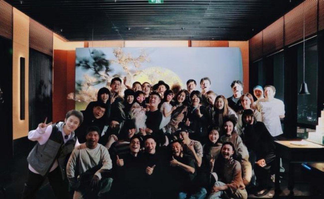   真兄弟互怼名场面！陈赫甩出高清怼脸照“复仇”前次黑图，鹿晗睫毛发丝都清晰可见