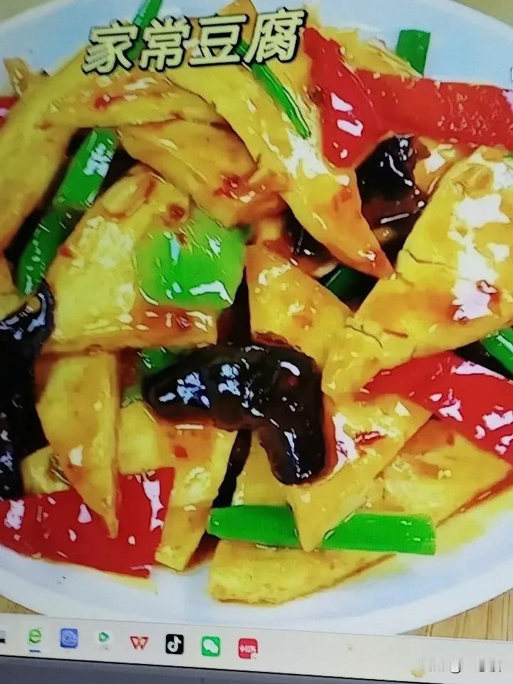 家常豆腐真是宝藏美食！就说大葱炒豆腐，简单又好吃。把嫩豆腐用手掰成块，这样更入味