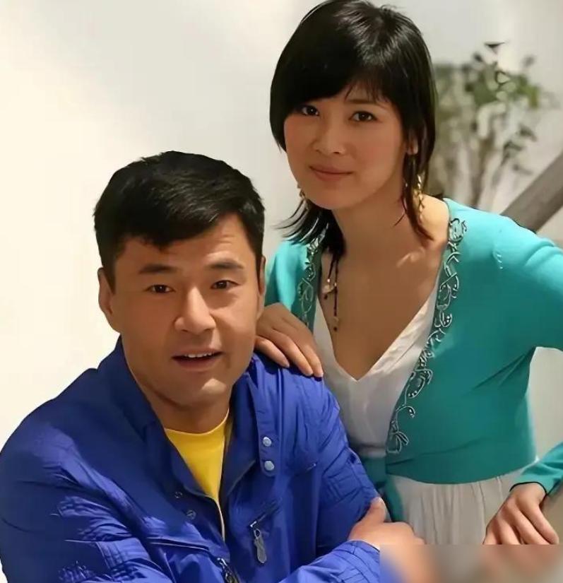 63岁的于荣光，结婚35年，没绯闻，钱全交，回家还做饭，结果老婆王玉苓铁了心要离