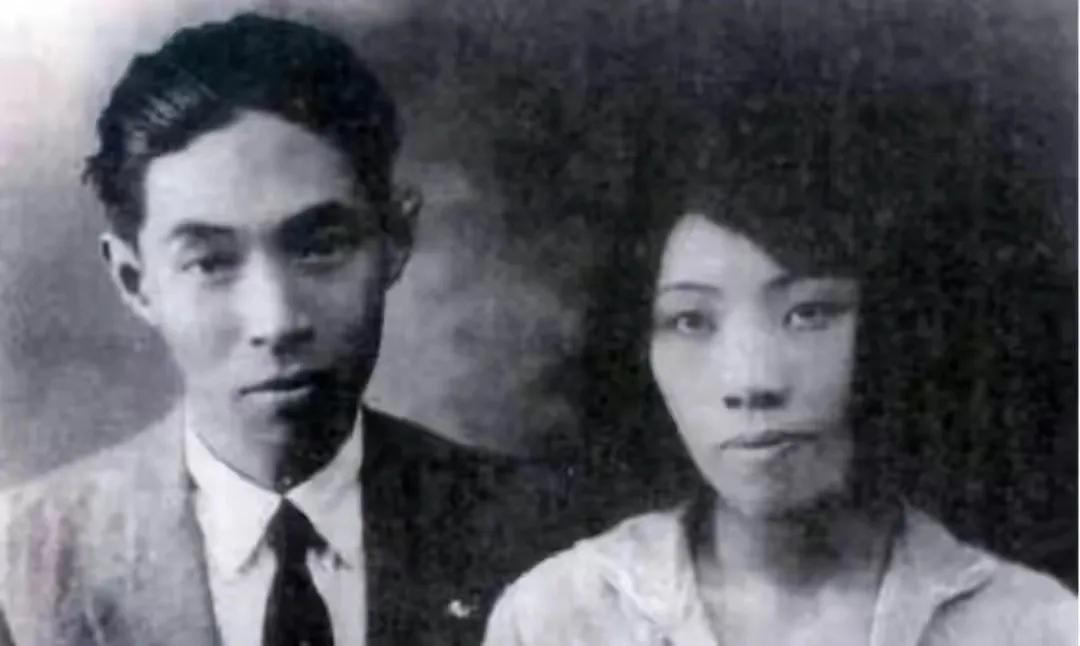 1928年，32岁的茅盾出轨23岁的女学生秦德君。不久后，秦德君怀孕，茅盾一把将