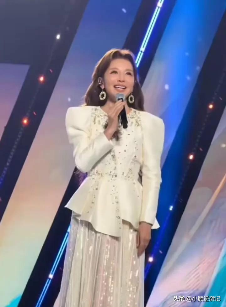 央视一姐朱迅在盐城演唱会上的发言，绝对不是一句口号那么简单！“你拼尽全力，就是盐