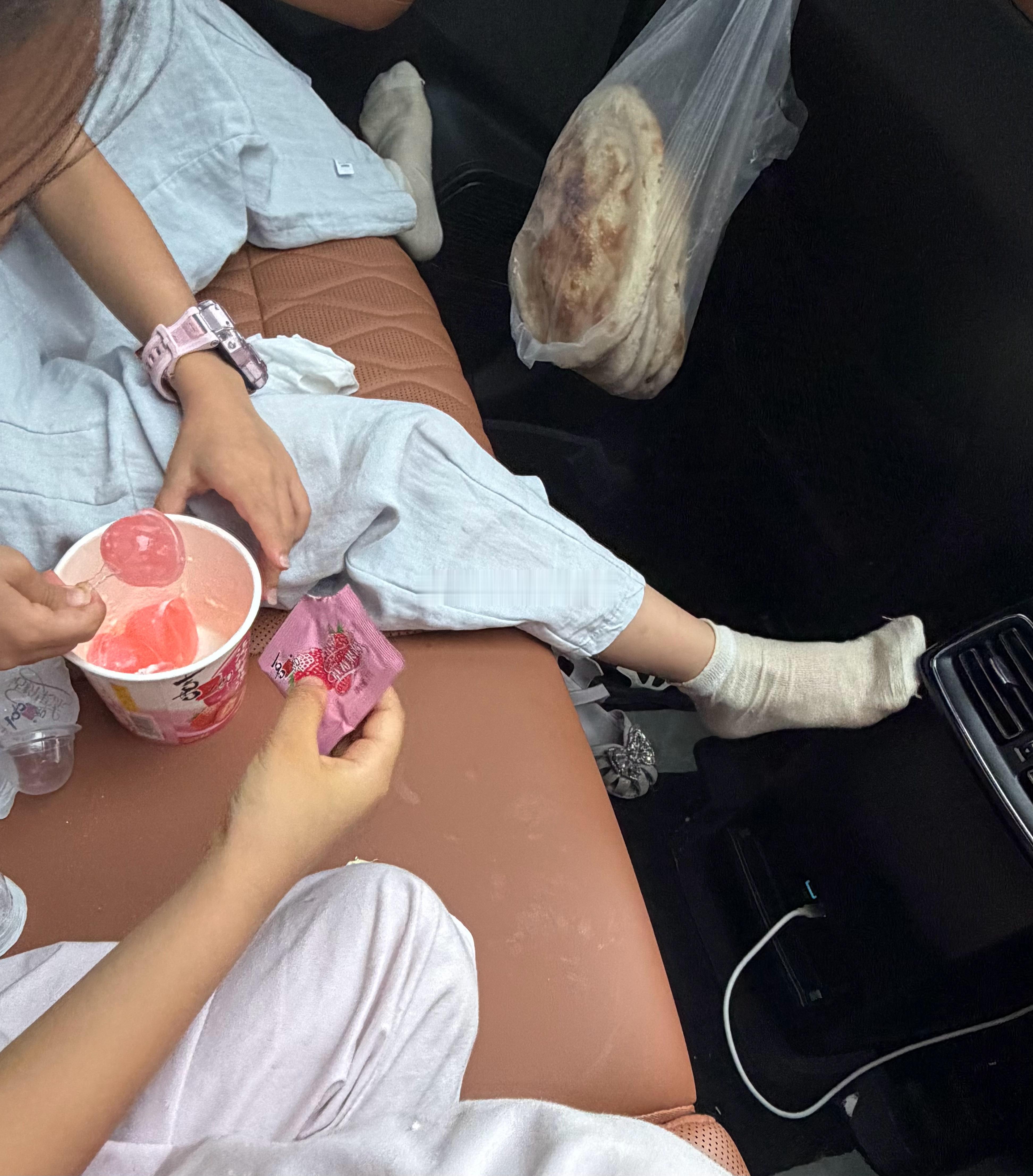 那天我说两个娃子怎么那么安静，打开车门一看，在车里吃起了果冻