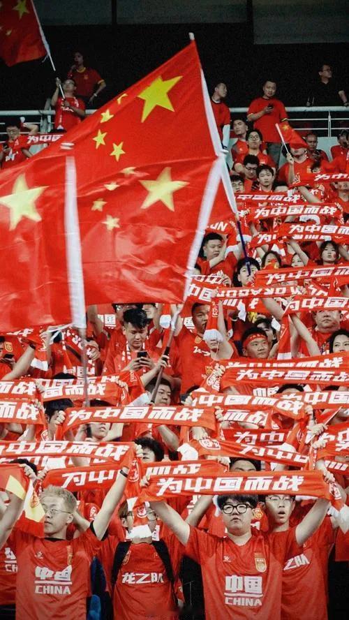 国足在关键赛事中迎来胜利，终场哨响时赛场欢呼雷动。比赛中队员们攻防有序，多次创造